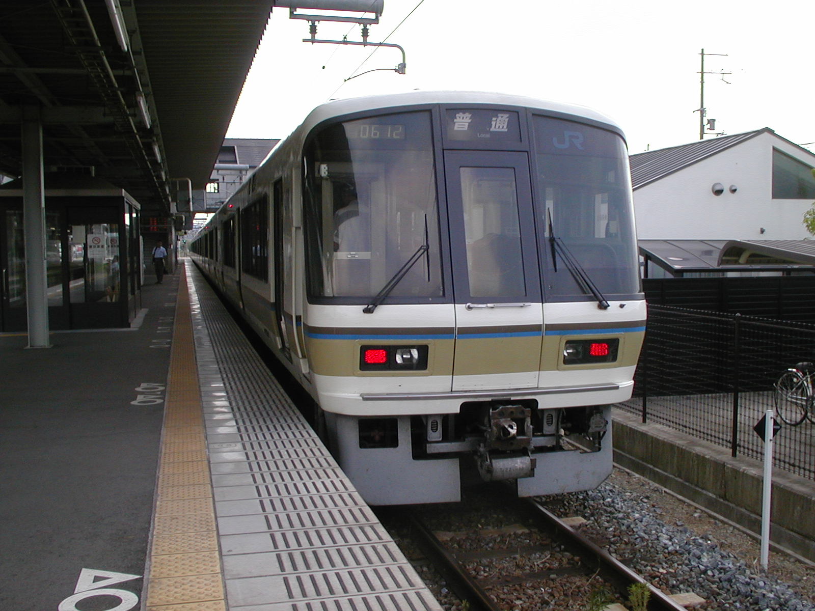 JR221系　琵琶湖線　普通　石山－京都（2004.08.05）