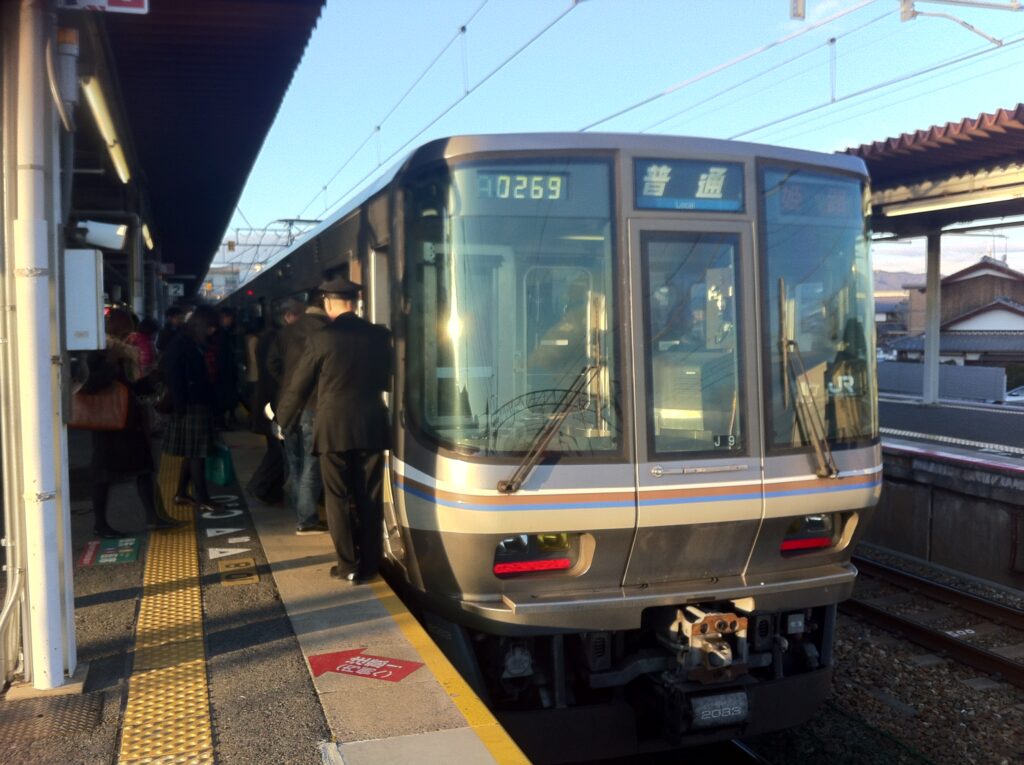 JR223系2000番台　快速　京都－神戸（2008.10.24）